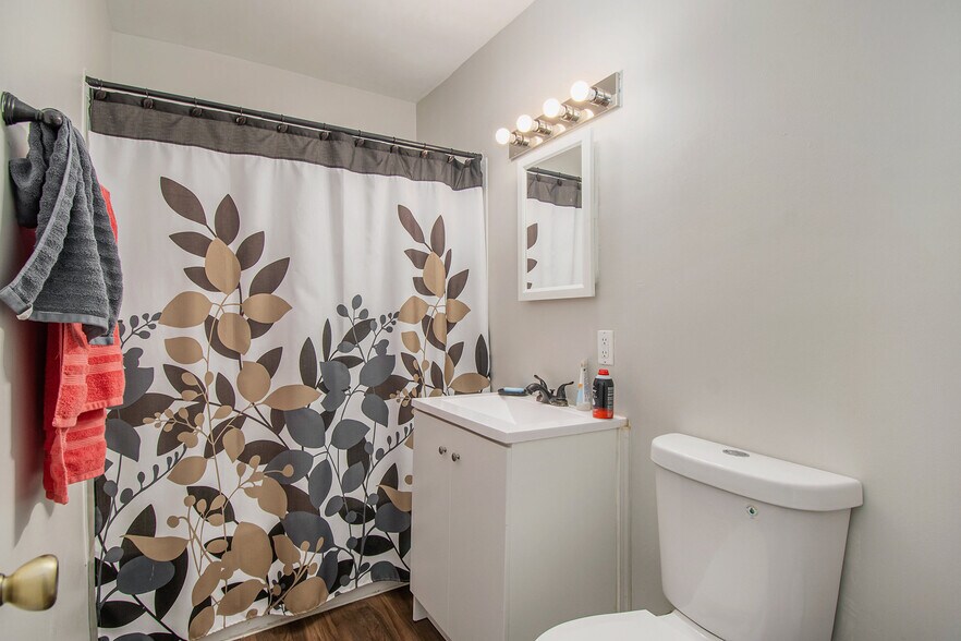 More Photos Of 2416 S 16th St, Omaha Apartments For Sale