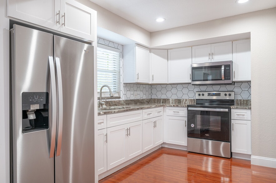 More Photos Of 5105 Memorial Hwy, Tampa Office Residential For Lease