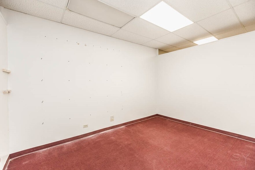 More Photos Of 4640-4650 Oakton St, Skokie Storefront For Lease