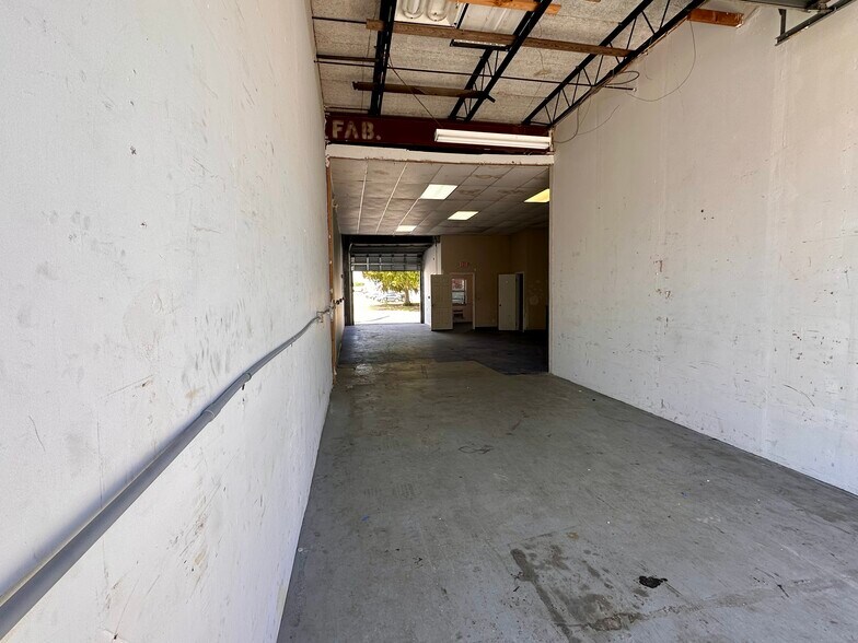 More Photos Of 4324-4340 NE 11th Ave, Oakland Park Warehouse For Lease