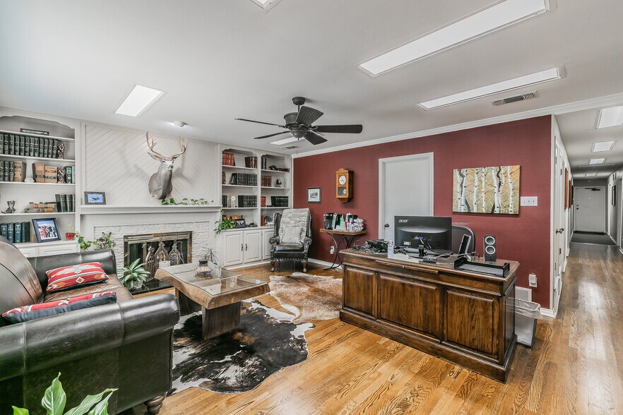 More Photos Of 3701 S University, Fort Worth Office For Sale