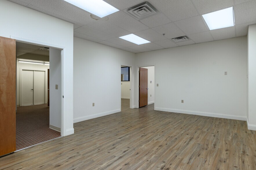 More Photos Of 200 S Armstrong Ave, Denison Storefront For Sale