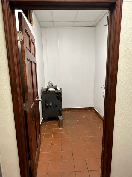 More Photos Of 102 E Park St, Taylorville Freestanding For Sale