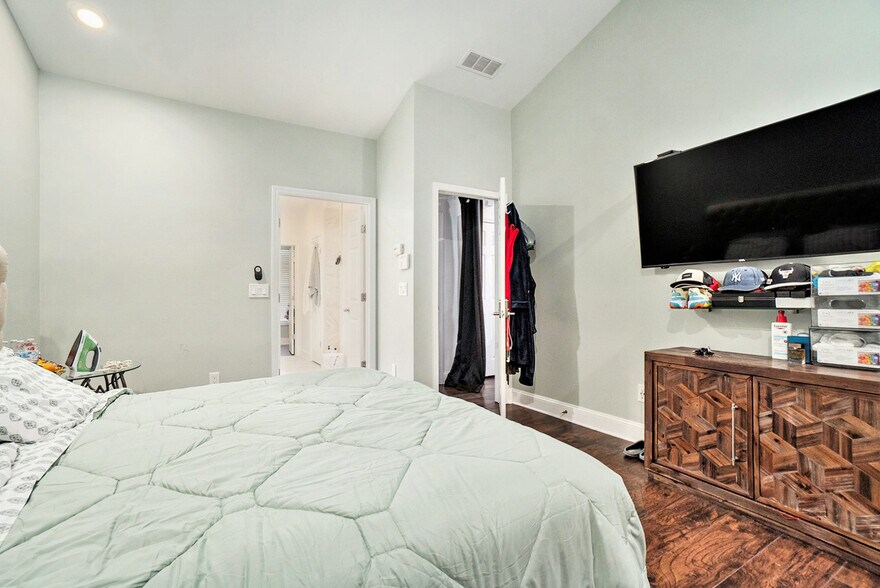 More Photos Of 2798 Glenlocke Cir NW, Atlanta Specialty For Sale