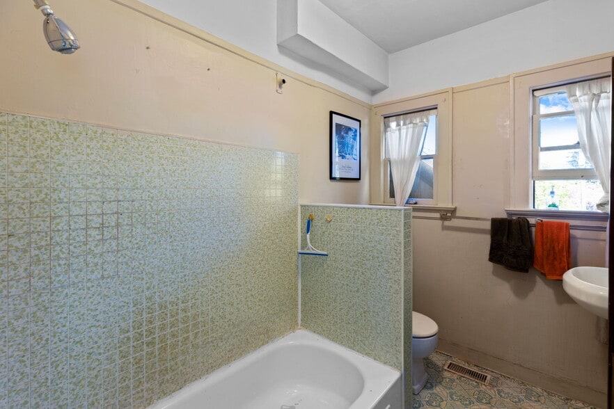 More Photos Of 16521 SE Powell St, Portland Loft Creative Space For Sale