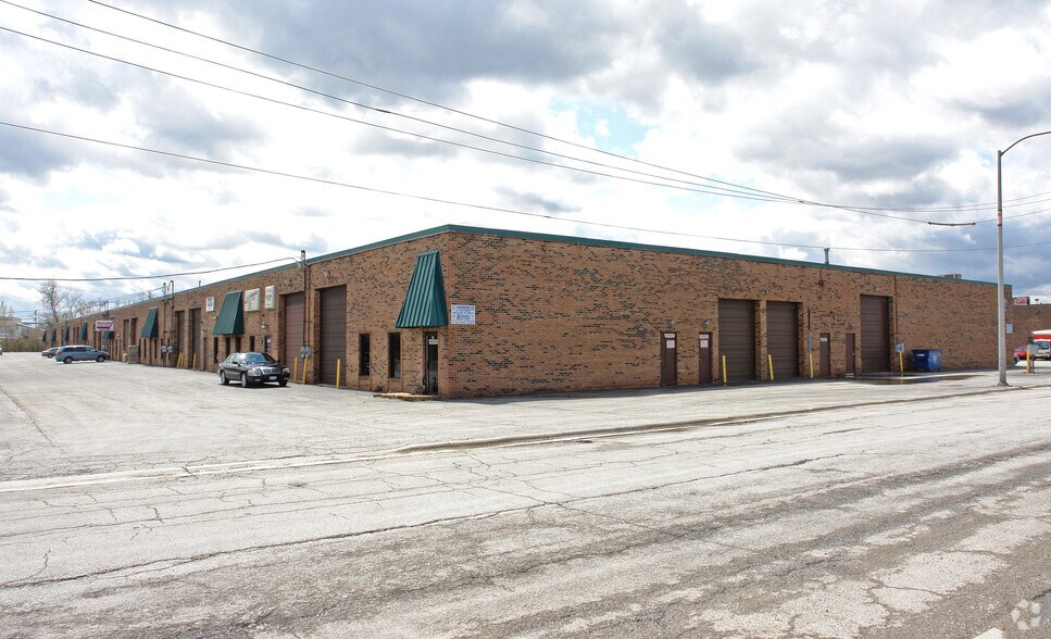More Photos Of 12330-12358 S Latrobe Ave, Alsip Warehouse For Lease