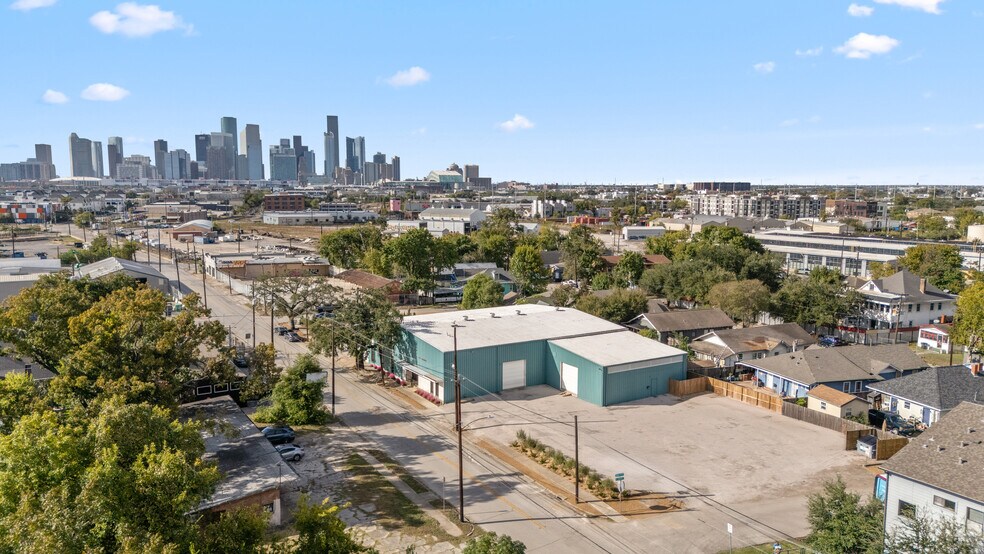 More Photos Of 3915 McKinney St, Houston Light Distribution For Sale