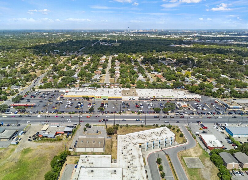 More Photos Of 907-1015 S WW White Rd, San Antonio Freestanding For Lease