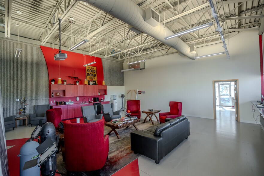 More Photos Of 500 Simmon Dr, Osceola Manufacturing For Sale