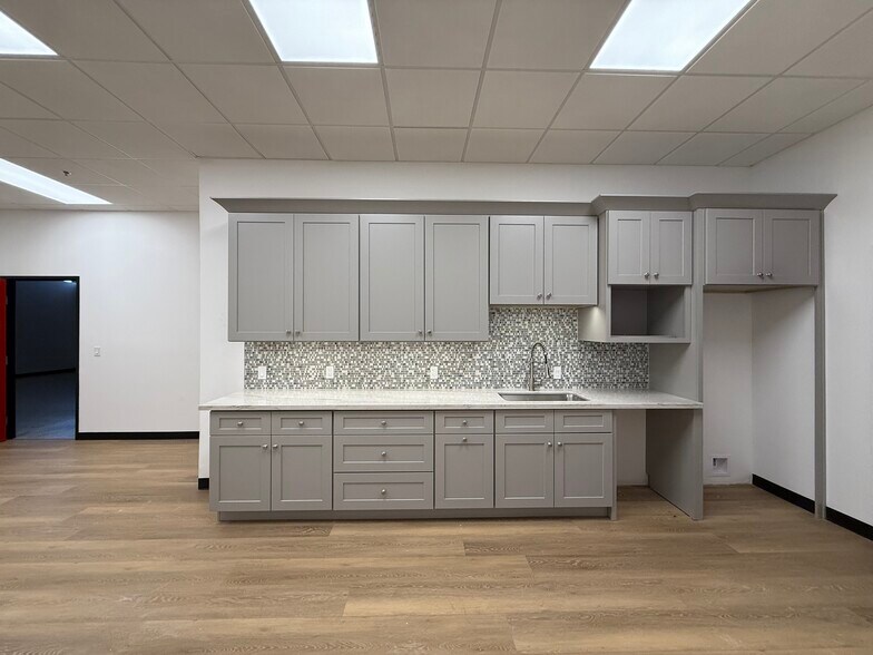 More Photos Of 714 N Monterey St, Gilbert Warehouse For Lease