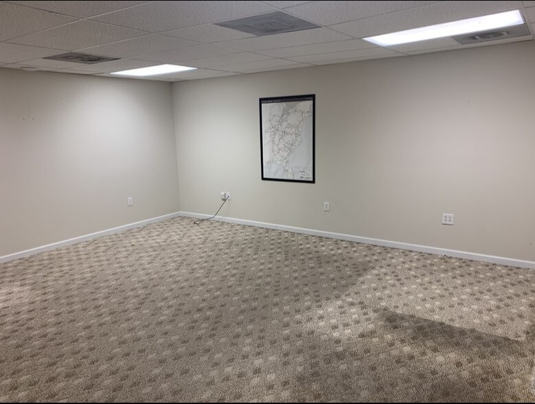 More Photos Of 108 Prides Way, Lexington Light Distribution For Sale