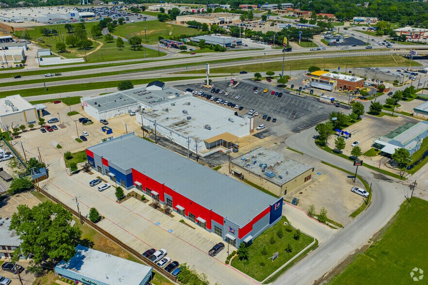 More Photos Of 605 Northwest Pky, Azle Unknown For Lease