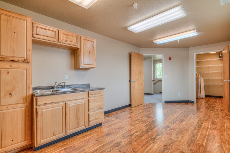 More Photos Of 62958 NE Layton Ave, Bend Light Manufacturing For Sale