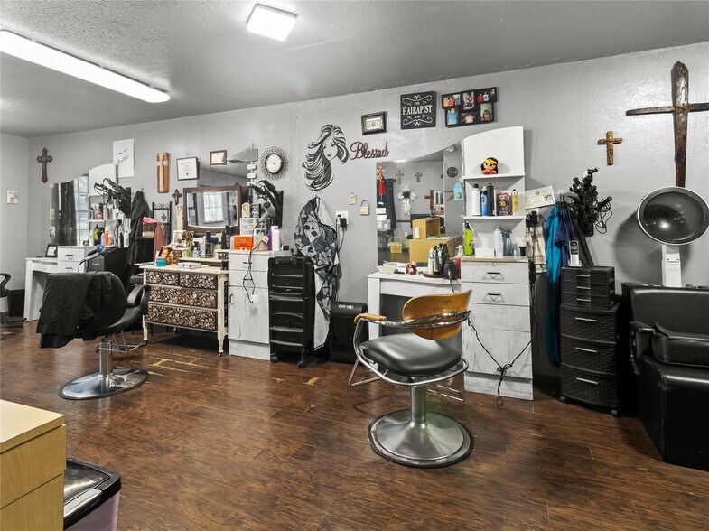 More Photos Of 208 W 1st Ave, Corsicana General Retail For Sale