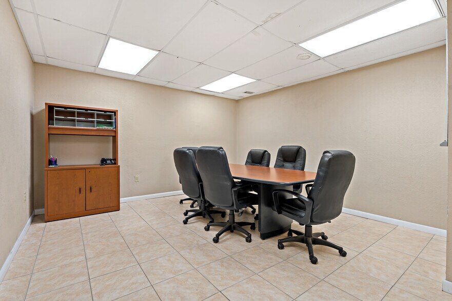 More Photos Of 567 Avenue K SE, Winter Haven Office For Sale