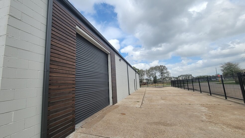More Photos Of 8603 Shoal Creek Dr, Houston Warehouse For Sale