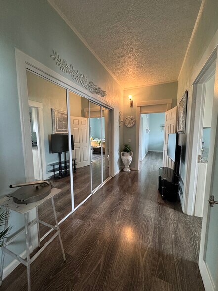 More Photos Of 1221 Overland Ave, Burley Storefront For Sale