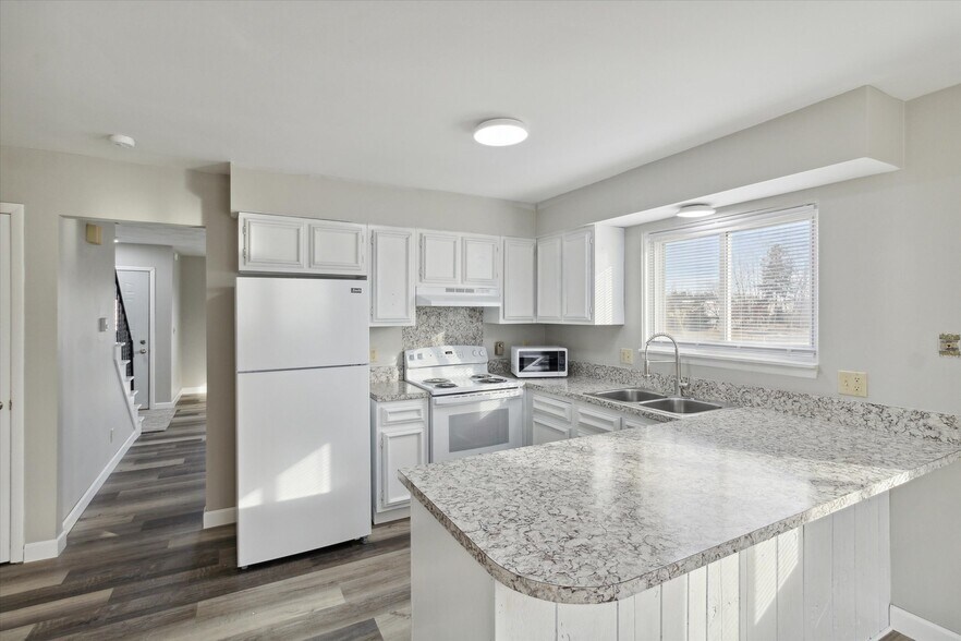 More Photos Of 6301 Frank N Dot Ct, Lansing Apartments For Sale