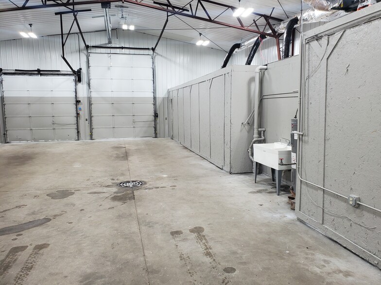 More Photos Of 117 N Oakridge Dr, North Prairie Service For Lease