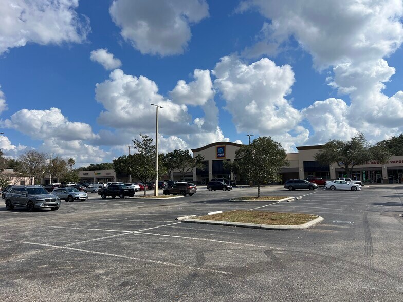 More Photos Of 16719 Fishhawk Blvd, Lithia General Retail For Lease