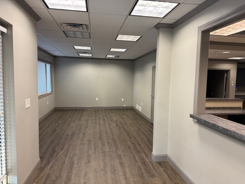 More Photos Of 1000 Hawthorne Ave, Athens Medical For Lease