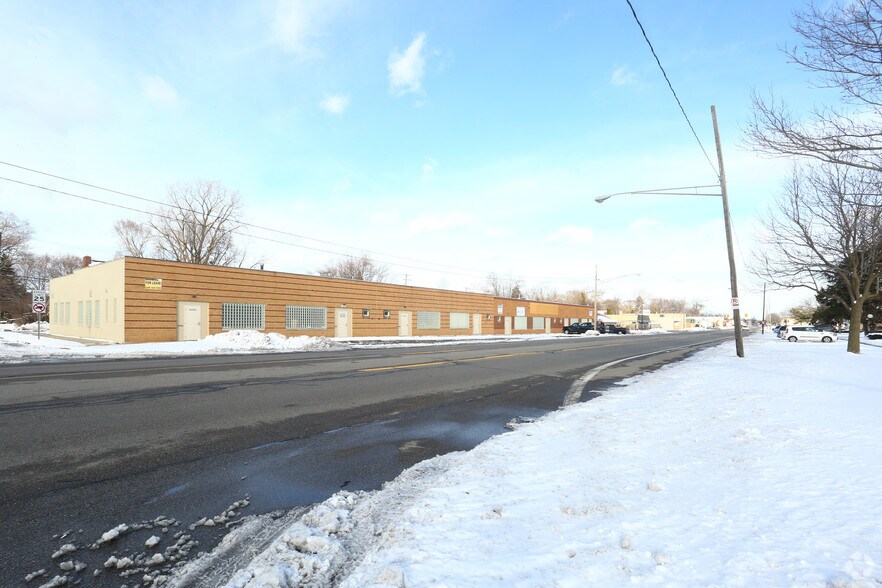 More Photos Of 26400-26450 W 7 Mile Rd, Redford Warehouse For Lease