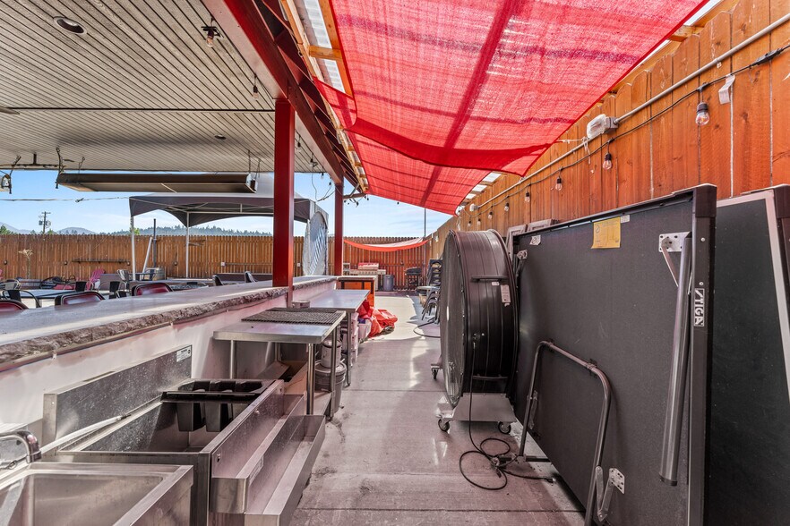 More Photos Of 2039 Redwood Ave, Grants Pass Restaurant For Sale