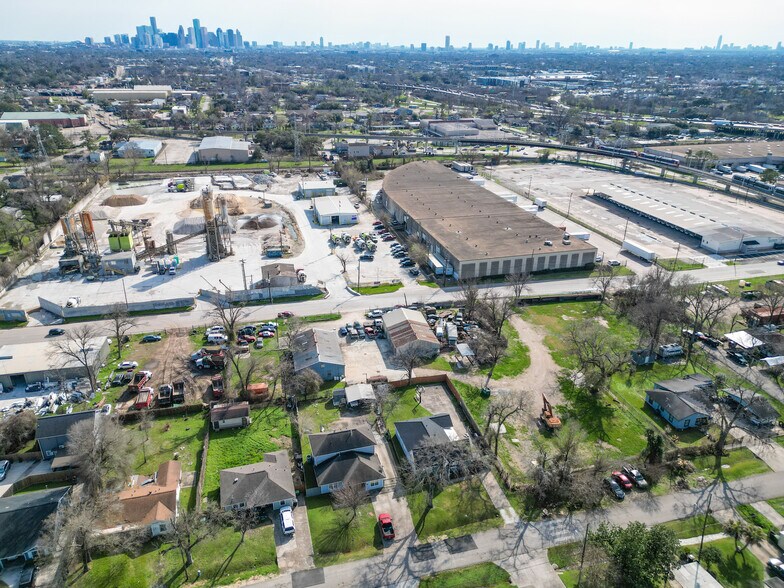 More Photos Of 215 Bennington St, Houston Warehouse For Sale