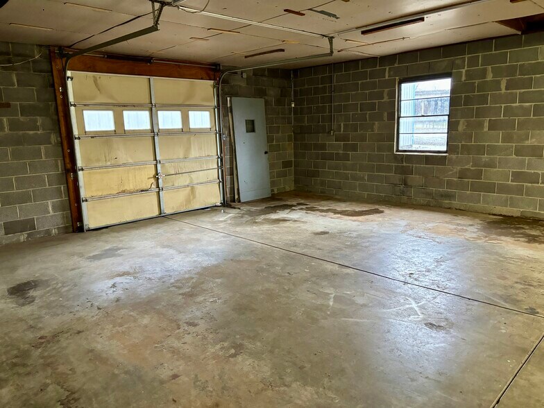 More Photos Of 4979 Massachusetts Ave, Indianapolis Warehouse For Lease