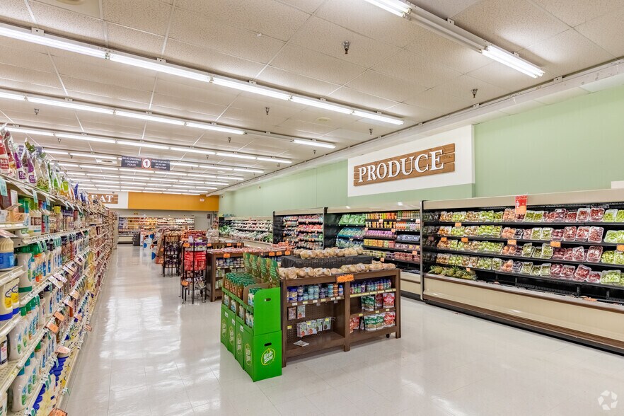 More Photos Of 140 W Dykes St, Cochran Supermarket For Lease