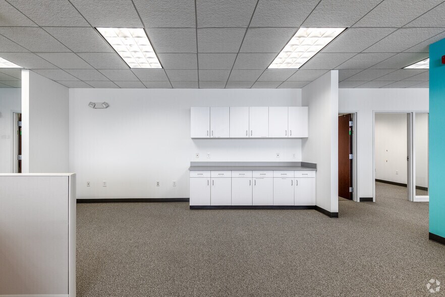 More Photos Of 6200 Oak Tree Blvd, Independence Office For Lease