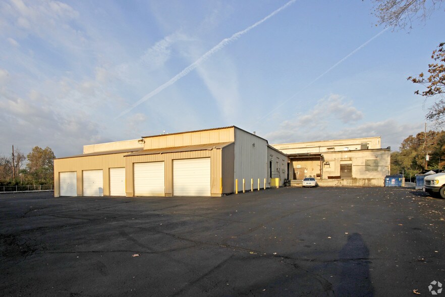 More Photos Of 325 Paul Ave, Ferguson Manufacturing For Lease
