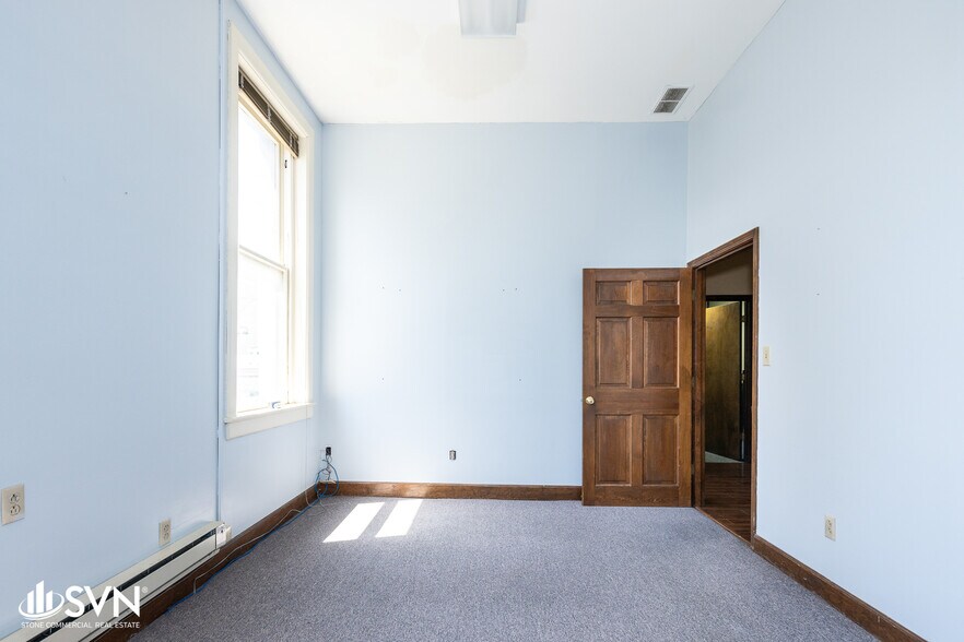 More Photos Of 201 W Short St, Lexington Office For Sale