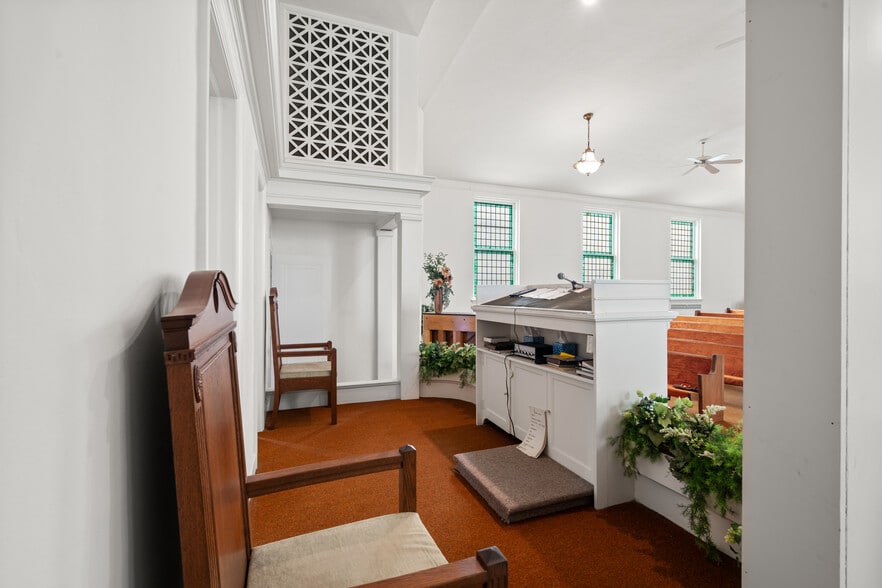 More Photos Of 71 S Washington St, Oxford Religious Facility For Sale