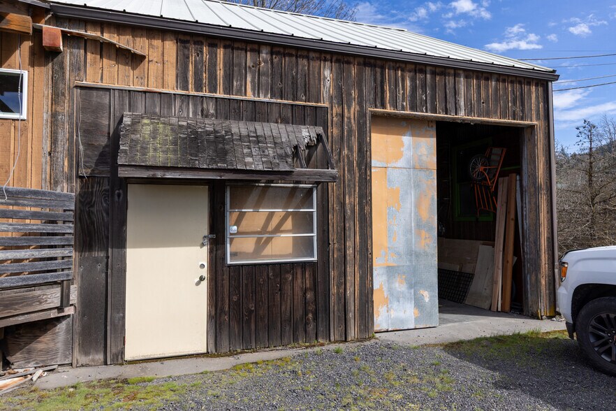 More Photos Of 2680 Dock Rd, Hood River General Retail For Sale