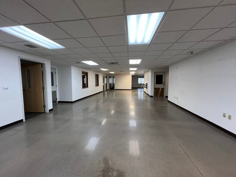 More Photos Of 5739 Green Valley Ct, Oshkosh Manufacturing For Lease