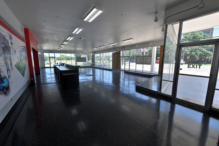 More Photos Of 2625 Broadway St, San Antonio Light Distribution For Lease