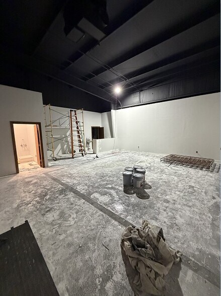 More Photos Of 9315 W Reno Ave, Oklahoma City Warehouse For Lease
