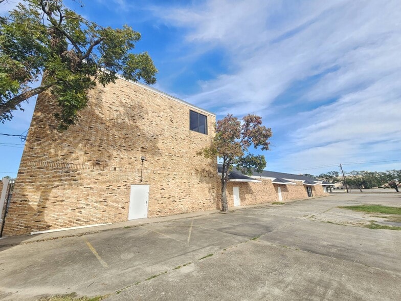 More Photos Of 1032 Pasadena Blvd, Pasadena General Retail For Lease