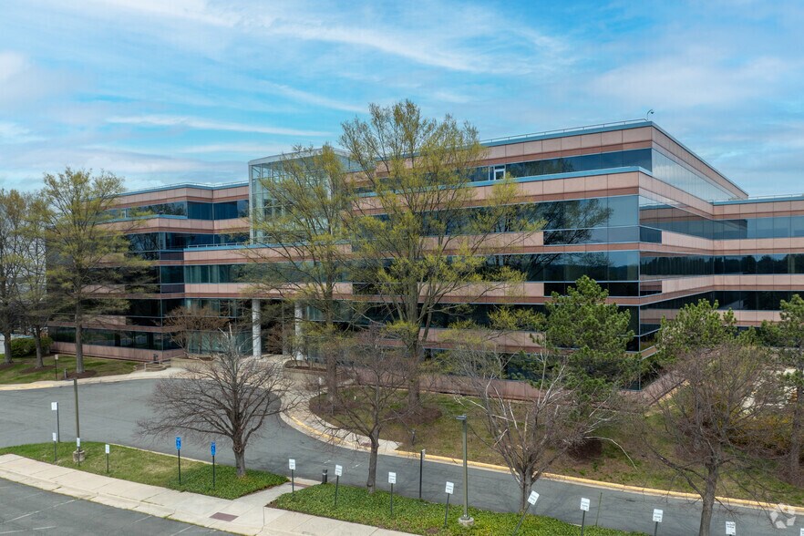 More Photos Of 15000 Conference Center Dr, Chantilly Office For Lease
