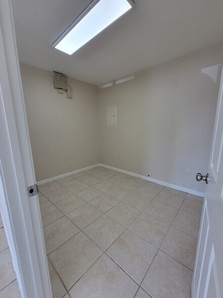 More Photos Of 200 Pass Rd, Gulfport Flex For Lease