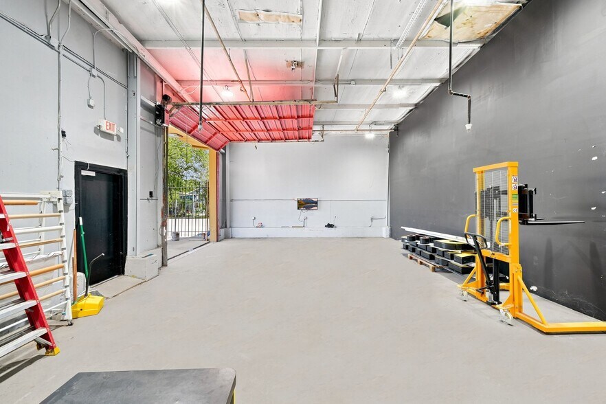 More Photos Of 5811 Lyons Ave, Houston Freestanding For Lease