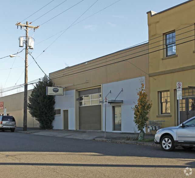 Primary Photo Of 330 SE 6th Ave, Portland Showroom For Sale