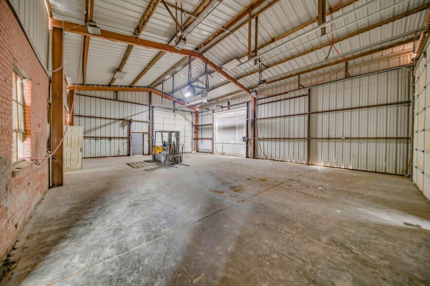 More Photos Of 2419 W Murphy St, Odessa Truck Terminal For Sale