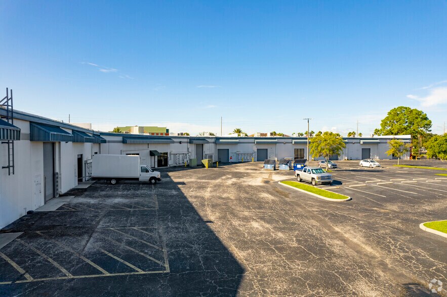 More Photos Of 4023 Tampa Rd, Oldsmar Unknown For Lease