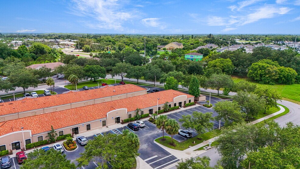 More Photos Of 3911 Golf Park Loop, Bradenton Office For Lease