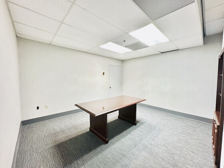 More Photos Of 1110 Brickell Ave, Miami Office For Sale