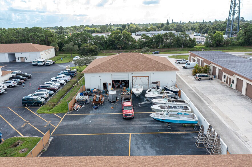 More Photos Of 1053 SE Holbrook Ct, Port Saint Lucie Warehouse For Lease