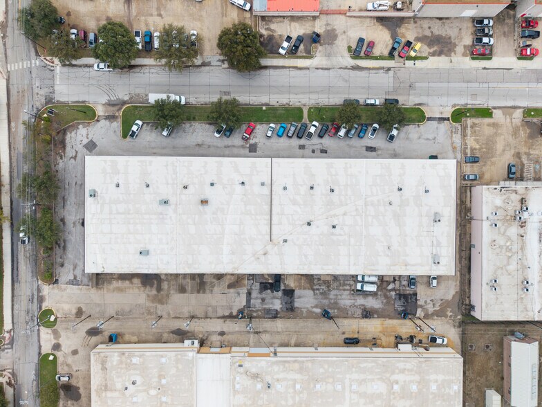 More Photos Of 2435 Squire Pl, Farmers Branch Light Manufacturing For Lease