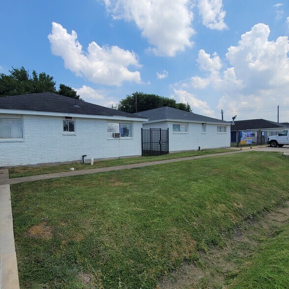 More Photos Of 4201-4203 Phlox St, Houston Apartments For Sale